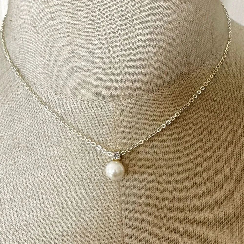 Faux pearl pendant necklace